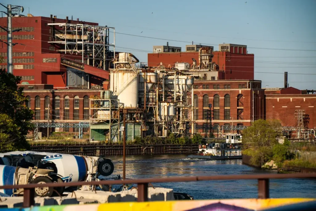 Pembangkit listrik tua di kawasan Pilsen, Chicago, kembali beroperasi untuk memasok listrik data center berbasis AI. (Foto : Colin Boyle/Block Club Chicago)