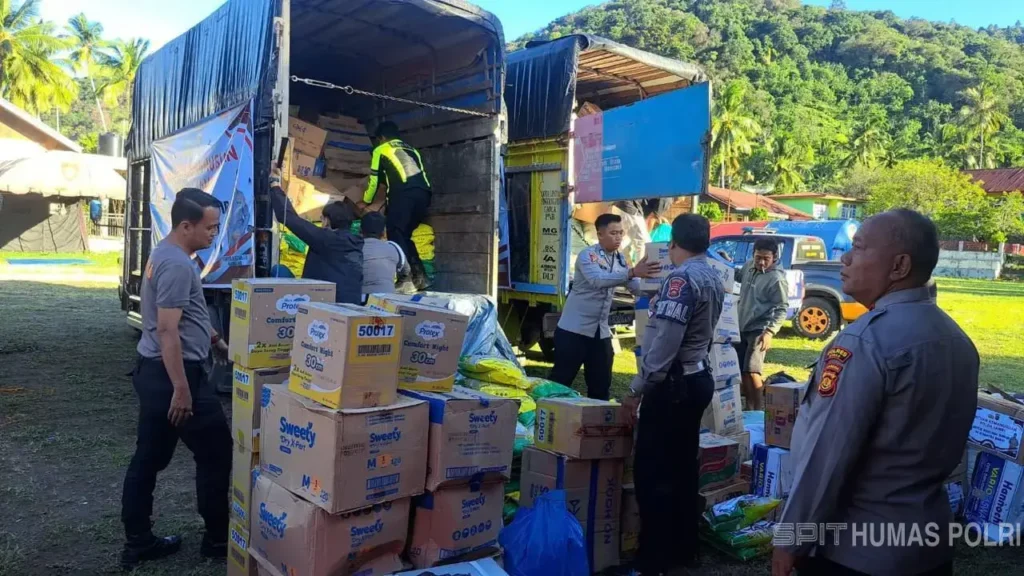Personel Polri menyalurkan bantuan logistik untuk korban bencana di Sumatera Barat. (dok. Humas Polri)