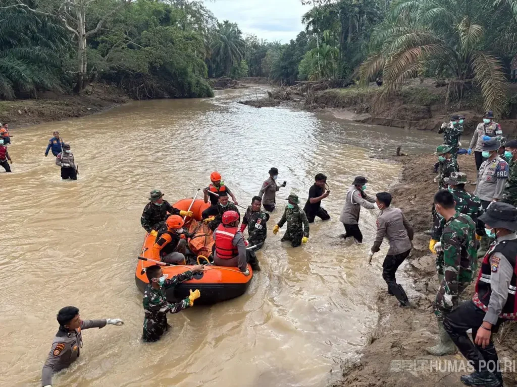 Petugas Polri mengevakuasi korban banjir bandang dan longsor di Sumatera Barat. (Do. Humas Polri)