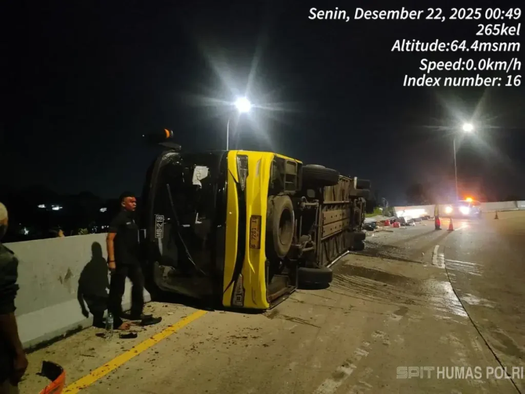 Kondisi bus PO Cahaya Trans yang terguling di Simpang Susun Krapyak Tol Semarang usai kecelakaan maut yang menewaskan 16 penumpang. (Dok. Humas Polri)