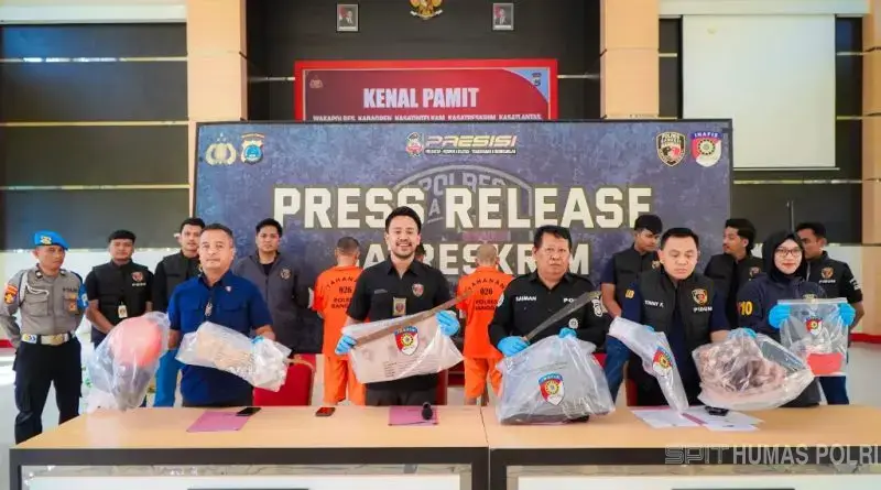 Polisi menunjukkan barang bukti parang dalam kasus pembunuhan paman dan ponakan di Kabupaten Banggai. (Dok. Humas Polri)