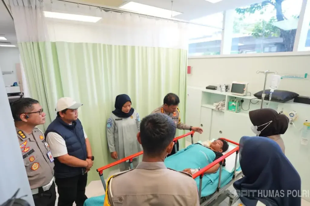 Santunan diberikan untuk para korban kecelakaan bus PO Cahaya Trans di Tol Semarang. (Dok. Humas Polri)