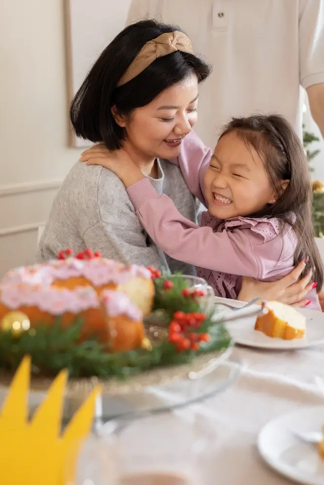 Anak memberikan masakan buatan sendiri kepada Ibu di Hari Ibu. (Freepik)