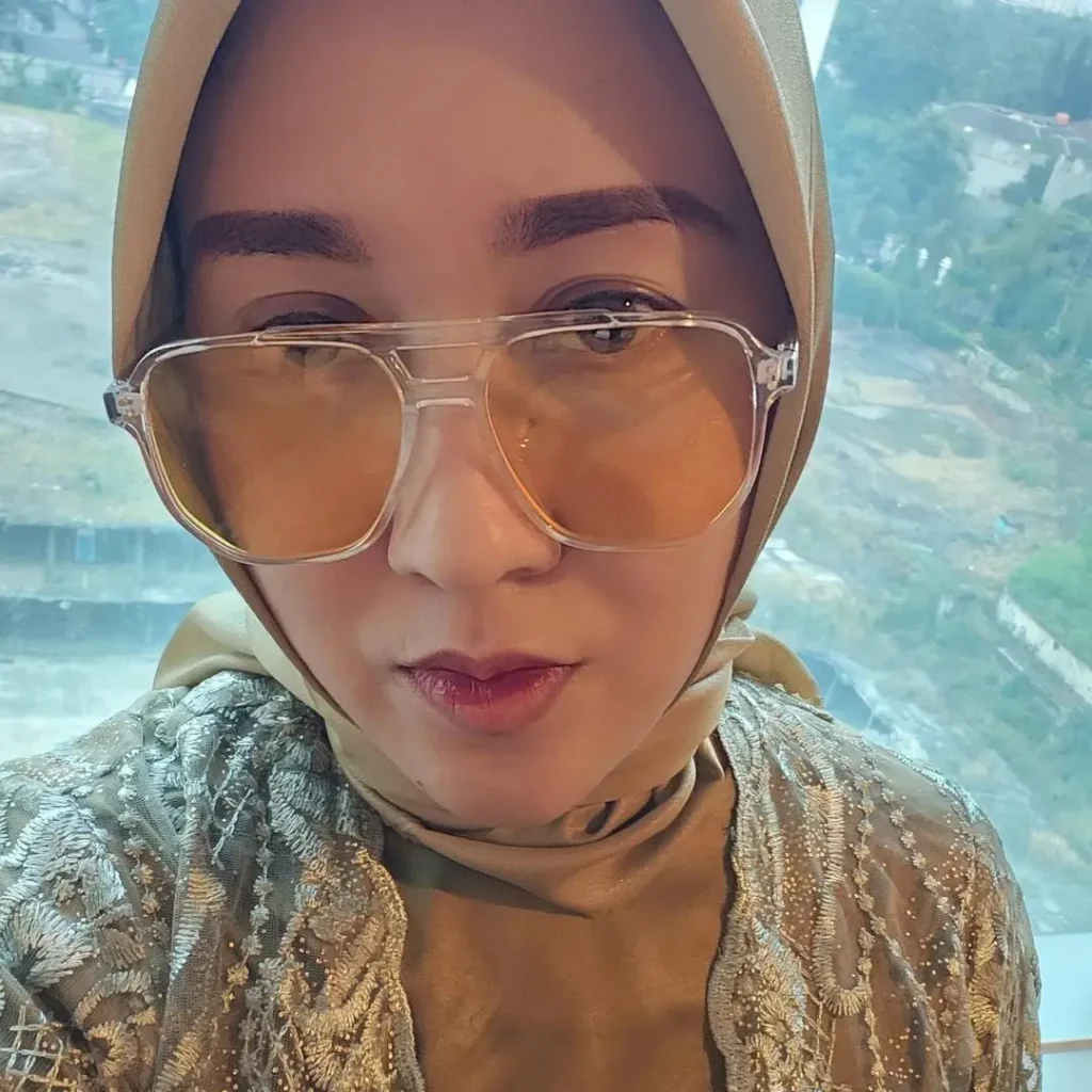 Pemilik WO Ayu Puspita saat dibawa polisi setelah ditetapkan sebagai tersangka penipuan wedding organizer. (instagram.com/ayupuspitadinanti)