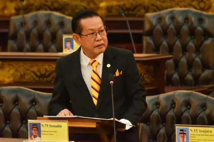 Menteri Transportasi Sarawak Datuk Seri Lee Kim Shin menjelaskan rencana operasional AirBorneo dan peningkatan konektivitas udara di Sarawak pada Selasa (2/12) di Dewan Undangan Negeri Sarawak. (thestar.com.my)