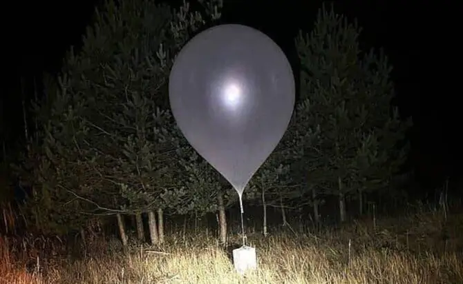 Balon penyelundup Belarus mengganggu jalur penerbangan di Lituania hingga memicu status darurat nasional. (Foto AP)