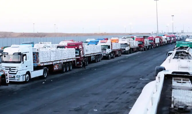 Truk bantuan kemanusiaan melewati Perlintasan Allenby menuju Gaza, pengiriman material dan logistik dijaga ketat. (AP/File)