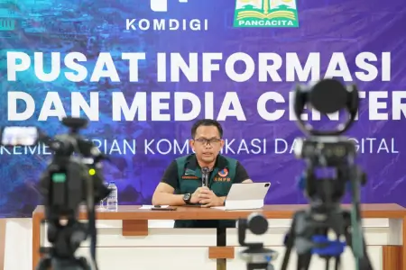 Abdul Muhari, Kepala Pusat Data dan Informasi BNPB, memberikan keterangan terkait distribusi logistik bencana Aceh. (BNPB)