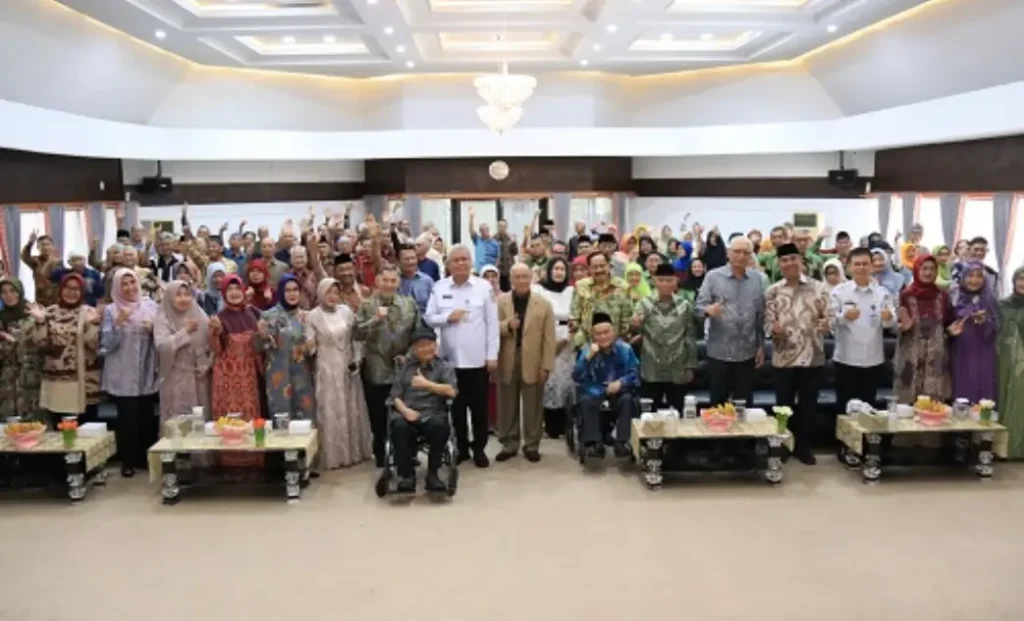 Sekda Harisson menghadiri Silaturahmi Keluarga Alumni APDN Pontianak di BPSDM Kalbar. (Dok. MC Kalbar)