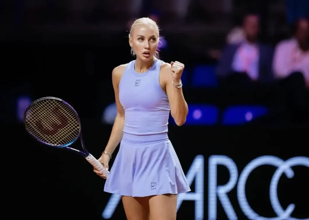 Anastasia Potapova sedang bertanding di lapangan tenis, mengenakan perlengkapan tenis profesional. (instagram.com/anapotapovaa)