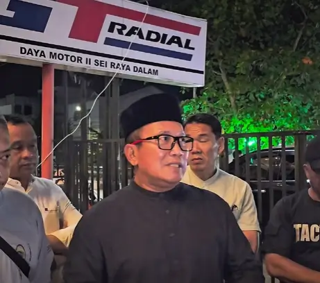 Bupati Sujiwo meninjau lokasi pedagang UMKM di Sungai Raya Dalam. (facebook.com/sujiwokuburaya)