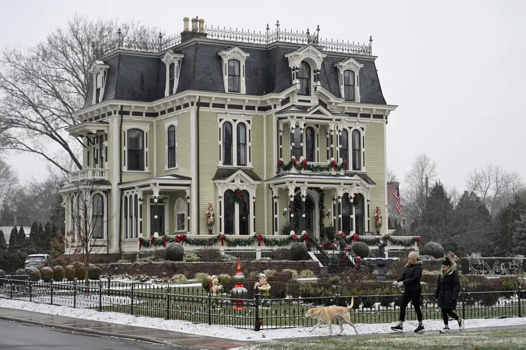Wisatawan mengunjungi lokasi syuting film Natal Hallmark dalam Christmas Movie Trail di Connecticut. (Foto : AP)