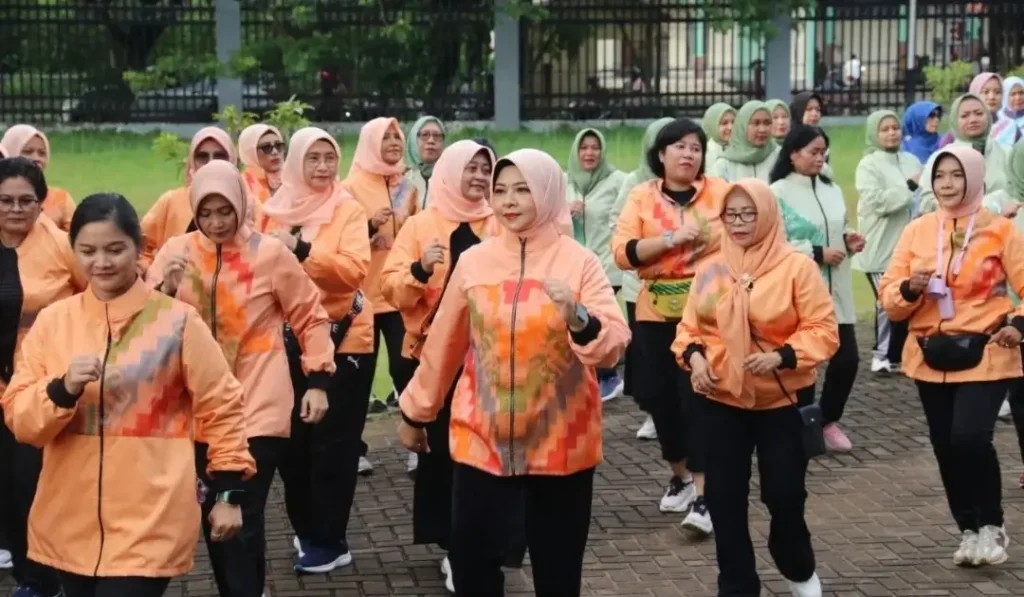 Ketua DWP Kalbar Windy Prihastari Harisson mengikuti senam bersama dalam peringatan HUT ke-26 DWP dan Hari Ibu ke-97 di Rumah Radakng Pontianak. (instagram.com/adpim.provkalbar)