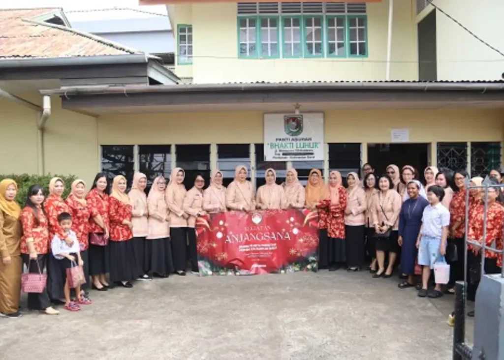 Ketua DWP Kalbar menyerahkan bantuan kepada panti asuhan di Pontianak sebagai bentuk kepedulian sosial. (Dok. MC Kalbar)