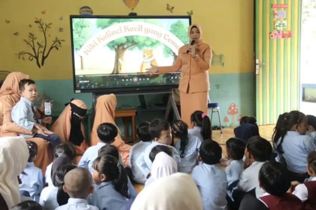 Ketua DWP Kalbar Windy Prihastari Harisson saat kegiatan DWP Mengajar bersama siswa TK Pertiwi Pontianak. (MC Kalbar)