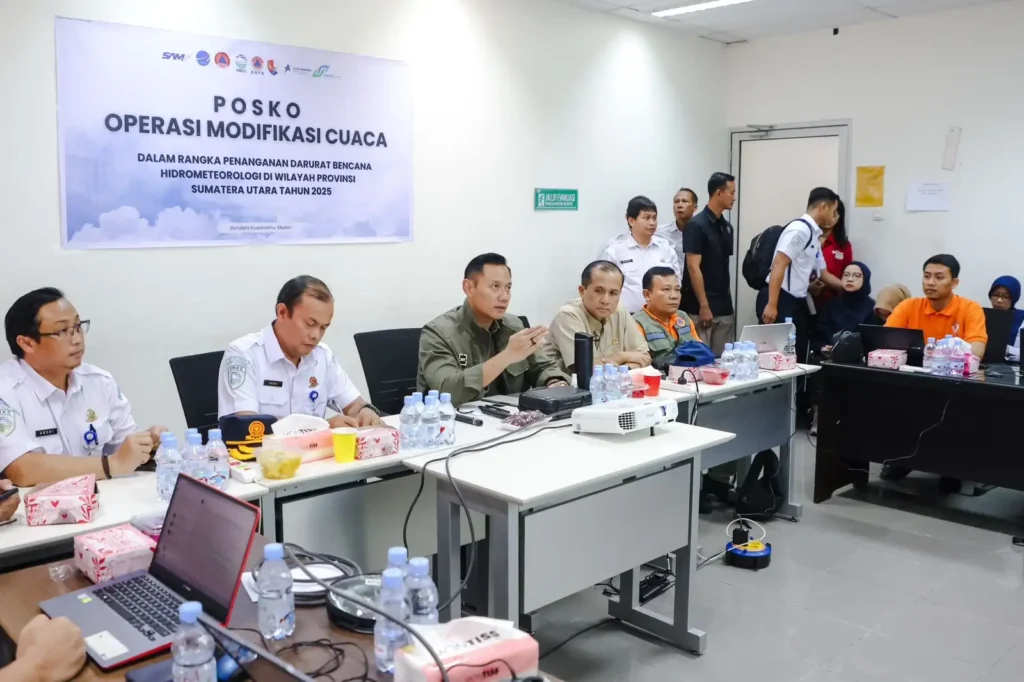 Menko AHY meninjau penanganan darurat bencana siklon tropis di Posko OMC Kualanamu. (KemenkoInfra)