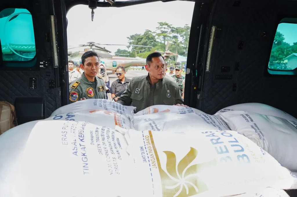 Menko AHY memantau pelepasan bantuan kemanusiaan untuk korban banjir dan longsor di Aceh. (x.com/KemenkoInfra)