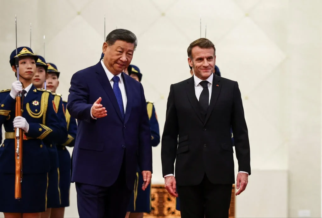 Presiden Prancis Emmanuel Macron bertemu Presiden Tiongkok Xi Jinping di Beijing untuk membahas gencatan senjata Ukraina. (x.com/PiQSuite)