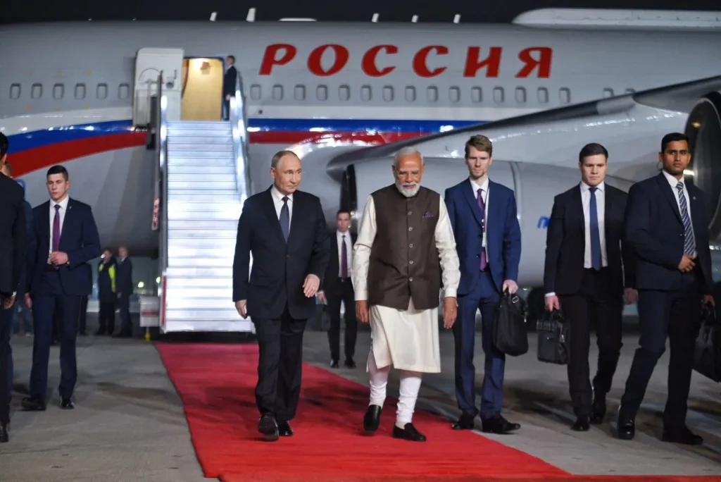 Presiden Rusia Vladimir Putin disambut PM India Narendra Modi di Bandara New Delhi. (x.com/Jitendr_Meghwal)