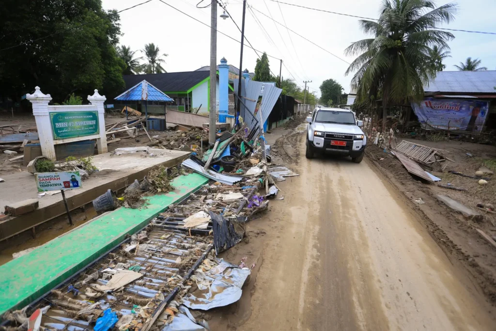 Dukcapil melayani penggantian dokumen kependudukan bagi warga terdampak banjir dan longsor di Aceh, Sumut, dan Sumbar. (x.com/Aceh)