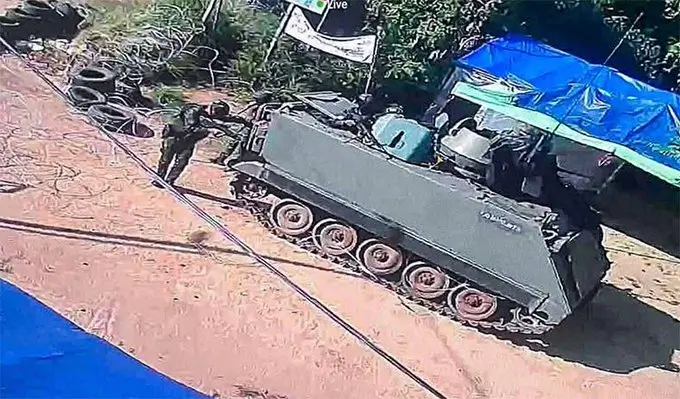 Pasukan militer Thailand dan Kamboja berjaga di wilayah perbatasan yang disengketakan. (x.com/JoyInterest001)