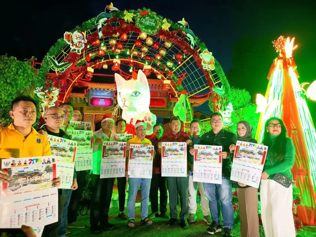 Patung Kucing Putih Kuching dihiasi dekorasi Natal dan lampu hias menyambut perayaan Natal. (x.com/DayakDaily)