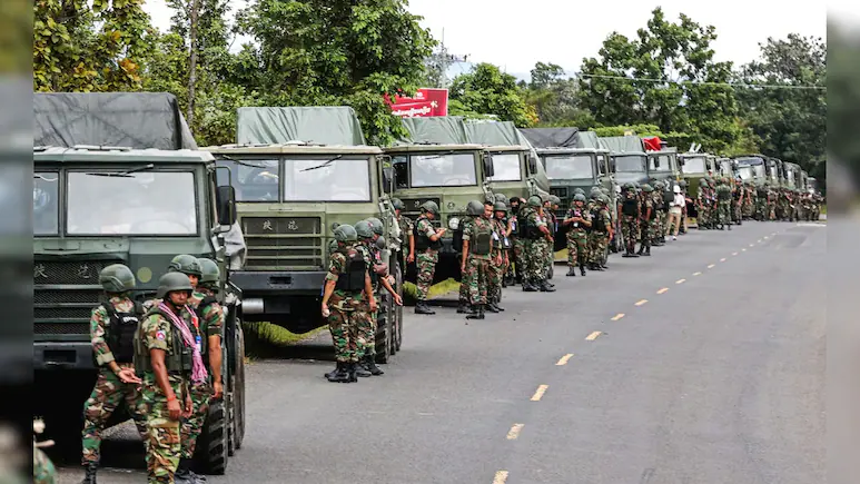 Personel militer Kamboja dan Thailand bersiaga dengan kendaraan tempur di kawasan perbatasan saat ketegangan kedua negara meningkat. (x.com/NDTVWORLD)