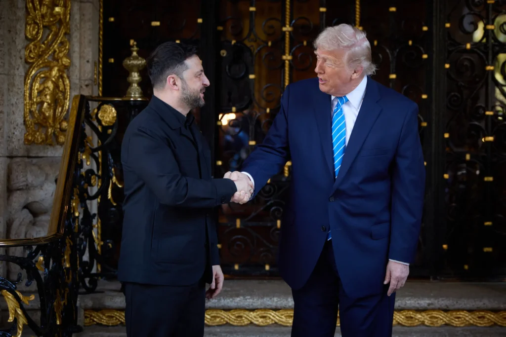 Presiden Ukraina Volodymyr Zelensky dan Presiden AS Donald Trump jelang pertemuan di Florida. (x.com/ZelenskyyUa)