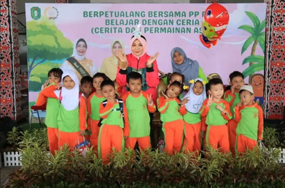 Ketua DPD PP PAUD Windy Prihastari bersama anak-anak peserta Gebyar Anak di Rumah Radakng, Kalimantan Barat. (MC Kalbar)