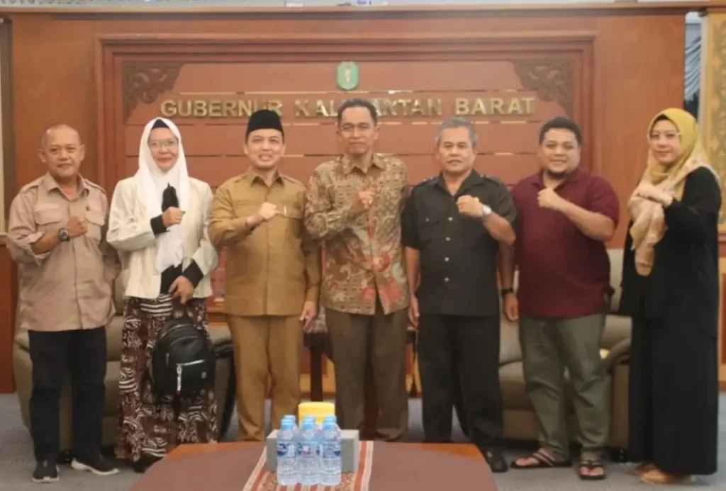 Gubernur Kalbar Ria Norsan menerima audiensi Dewan Pendidikan Provinsi Kalimantan Barat di ruang kerja gubernur. (instagram.com/adpim.provkalbar)