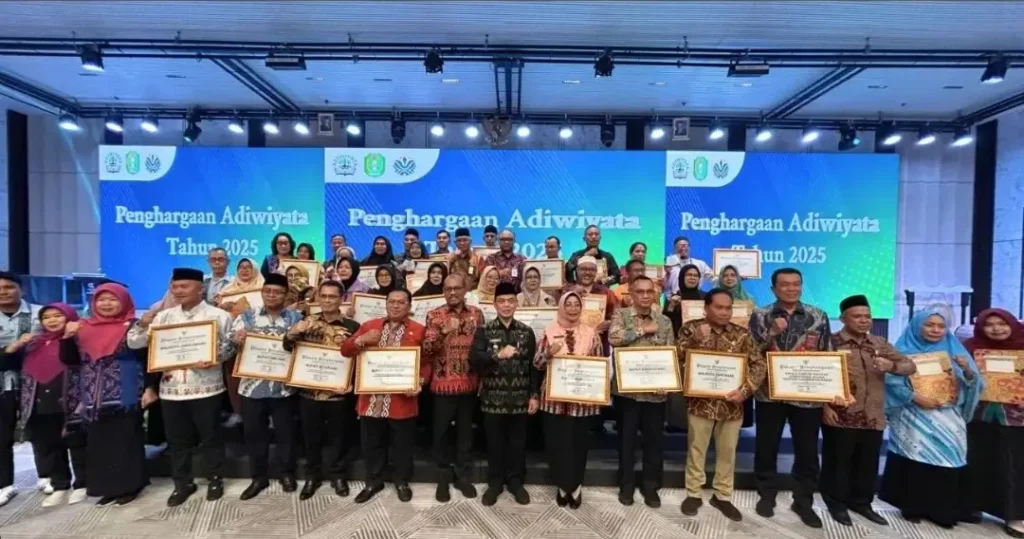 Gubernur Ria Norsan menyerahkan Penghargaan Adiwiyata 2025 di Hotel Golden Tulip Pontianak. (instagram.com/adpim.provkalbar)