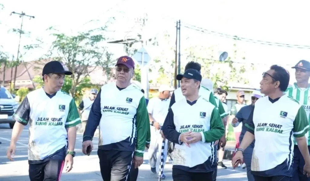 Gubernur Kalbar Ria Norsan memimpin jalan sehat Milad ke-59 KAHMI Kalbar di Taman Digulis Pontianak. (instagram.com/adpim.provkalbar)