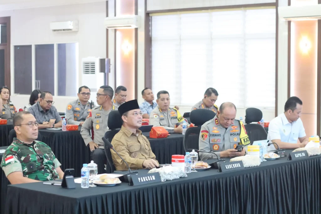 Gubernur Kalbar Ria Norsan bersama Kapolda Kalbar dan Pangdam XIITanjungpura saat rapat koordinasi pengamanan Natal dan Tahun Baru 20252026 di Polda Kalbar. (Foto: MC Kalbar)