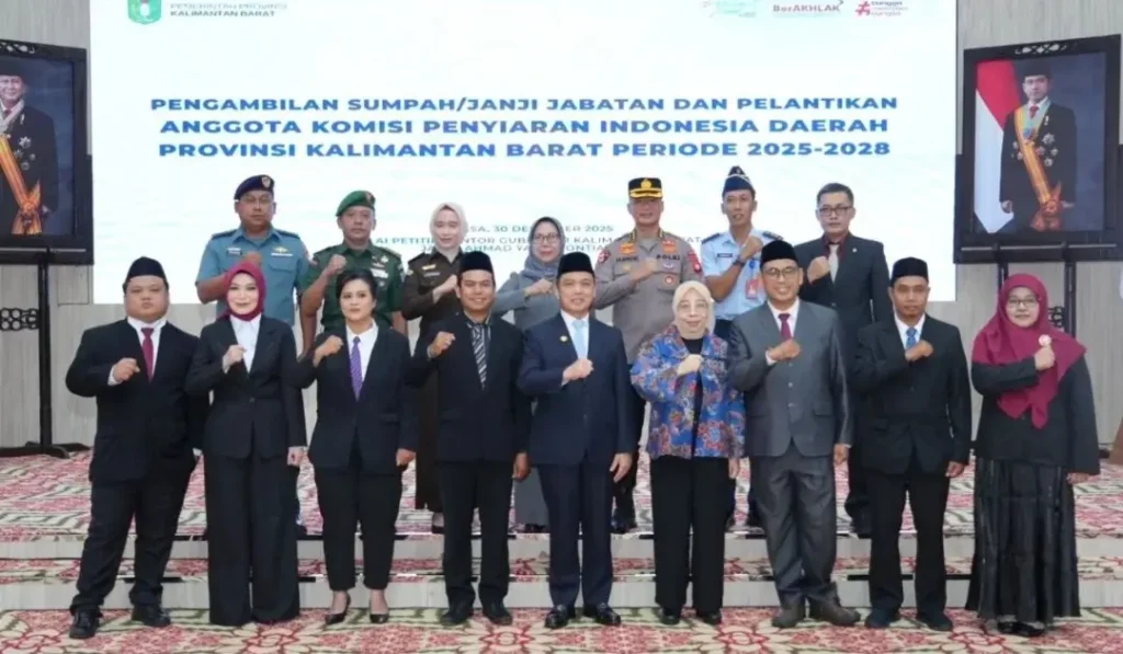 Gubernur Kalbar Ria Norsan melantik komisioner KPID Kalbar periode 2025–2028 di Balai Petitih. (instagram.com/adpim.provkalbar)