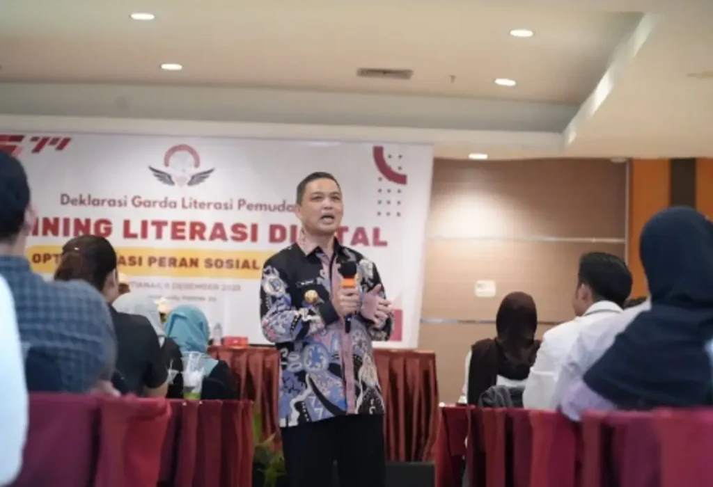 Gubernur Kalbar Ria Norsan memberikan sambutan saat membuka Pelatihan Literasi Digital dan Optimalisasi Peran Media Sosial di Pontianak. (MC Kalbar)