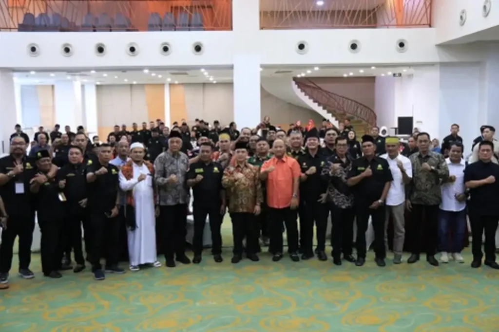 Gubernur Kalimantan Barat, Ria Norsan, menghadiri Musyawarah Besar Laskar Pemuda Melayu (LPM) Provinsi Kalbar Tahun 2025 di Harris Hotel Pontianak, Minggu (7/12/2025). (MC Kalbar)