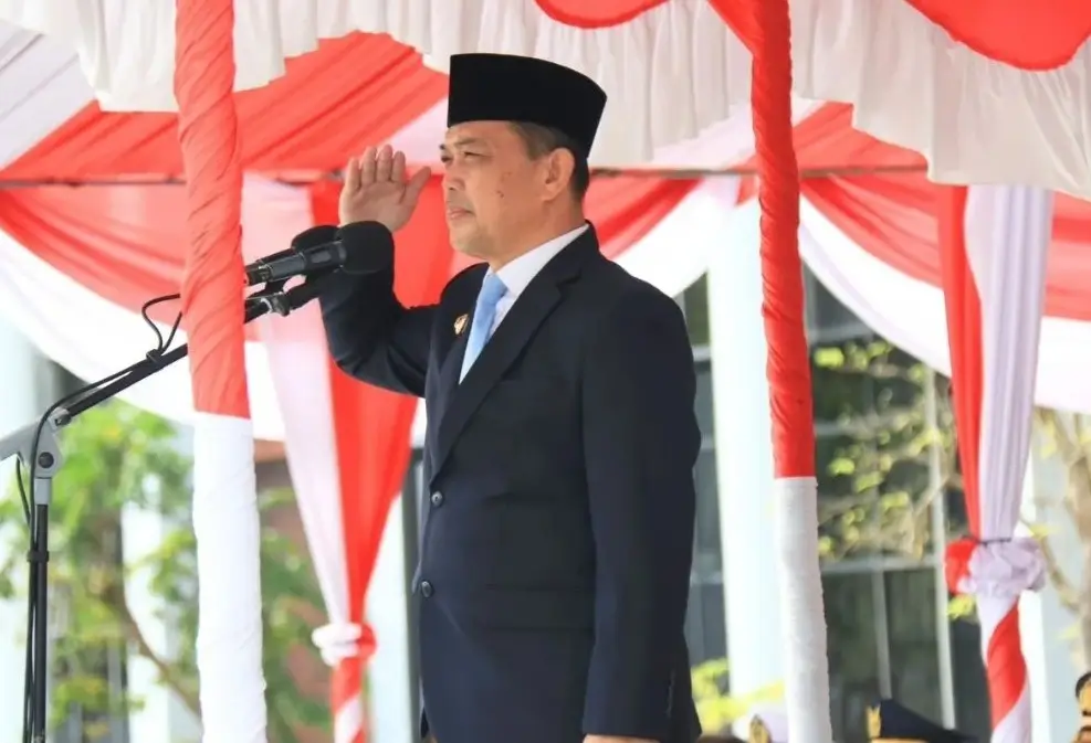 Gubernur Ria Norsan memimpin Upacara Hari Bela Negara ke-77 di Kalimantan Barat. (instagram.com/adpim.provkalbar)