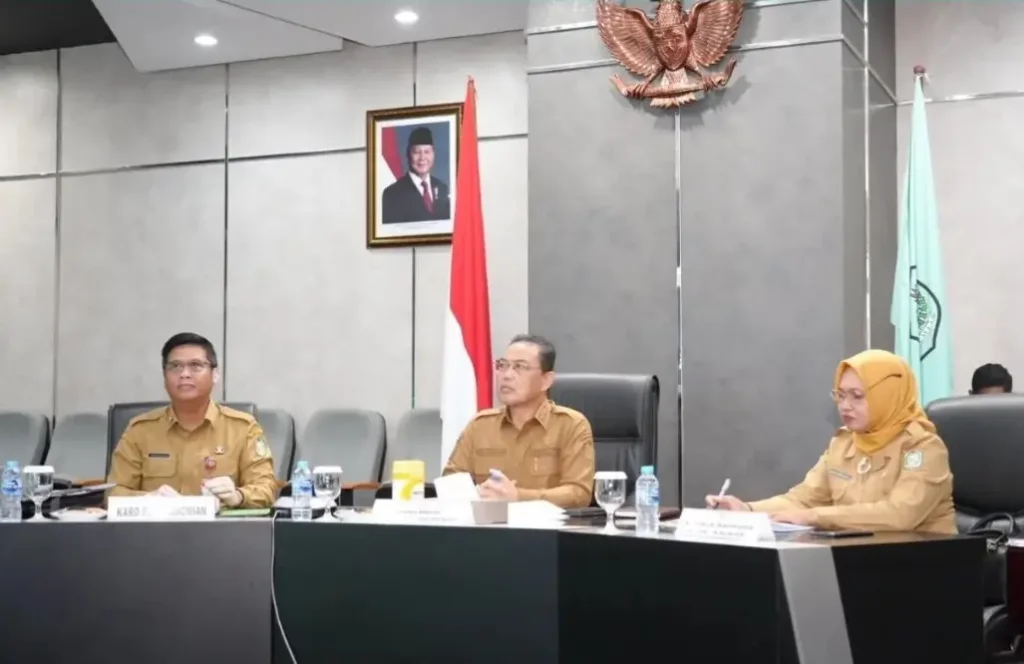 Gubernur Kalimantan Barat Ria Norsan mengikuti rapat koordinasi pengendalian inflasi secara virtual dari Kantor Gubernur Kalbar. (instagram.com/adpim.provkalbar)
