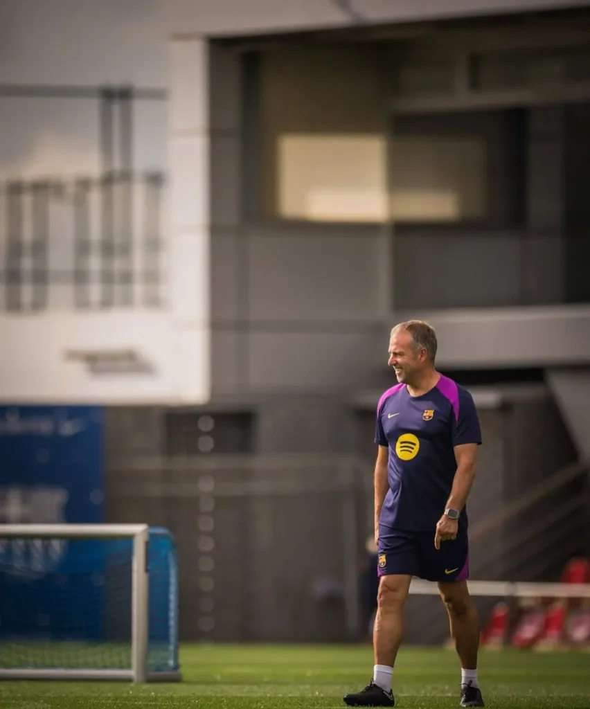 Hansi Flick memimpin Barcelona, menekankan fokus tim meski di puncak klasemen LaLiga. (instagram.com/hansiflick_officialy)