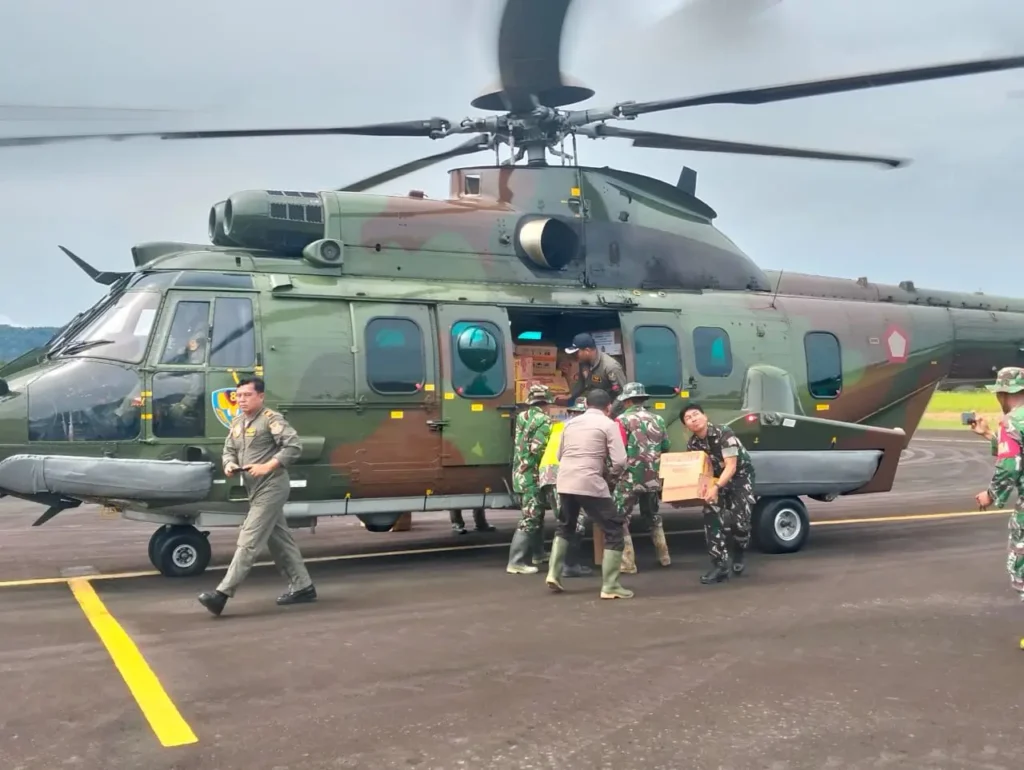 Helikopter mengangkut bantuan logistik untuk desa terdampak bencana yang terisolasi di Sumatera Utara. (BPMI Setpres/Istimewa)