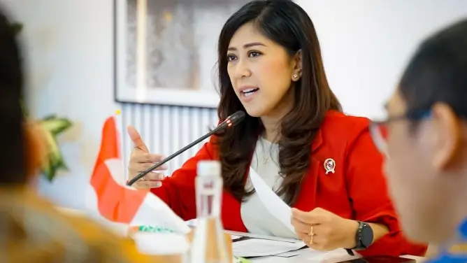 Menkomdigi Meutya Hafid menyampaikan penurunan transaksi dan jumlah pemain judi online berdasarkan data PPATK tahun 2025. (Komdigi)