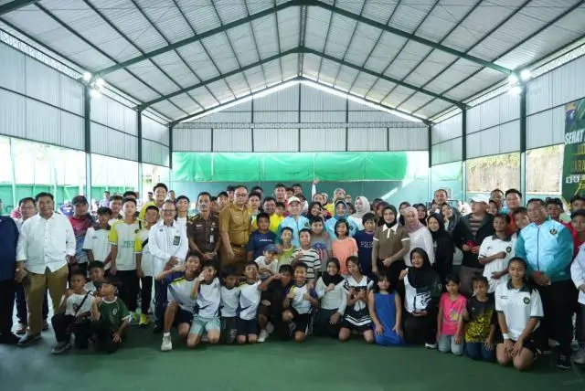 Gubernur Kalbar Ria Norsan membuka Open Turnamen Tenis PELTI se-Kalbar 2025 di Pontianak. (MC Kalbar)