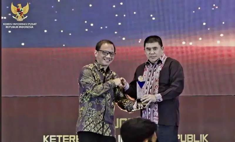 Christianus Lumano menerima Anugerah Keterbukaan Informasi Publik 2025 mewakili Pemprov Kalbar. (MC Kalbar)