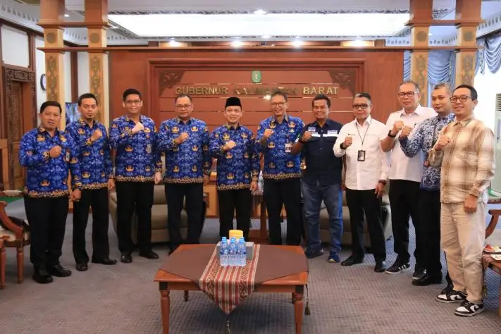 Gubernur Kalimantan Barat Ria Norsan saat audiensi bersama KSOP Kelas I Pontianak dan Pelindo Regional 2 Pontianak membahas optimalisasi Pelabuhan Internasional Kijing. (MC Kalbar)