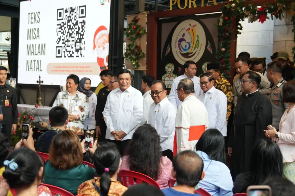 Menko PMK Pratikno meninjau Misa Malam Natal di Gereja Katedral Jakarta. (Foto: Humas KemenkoPMK)