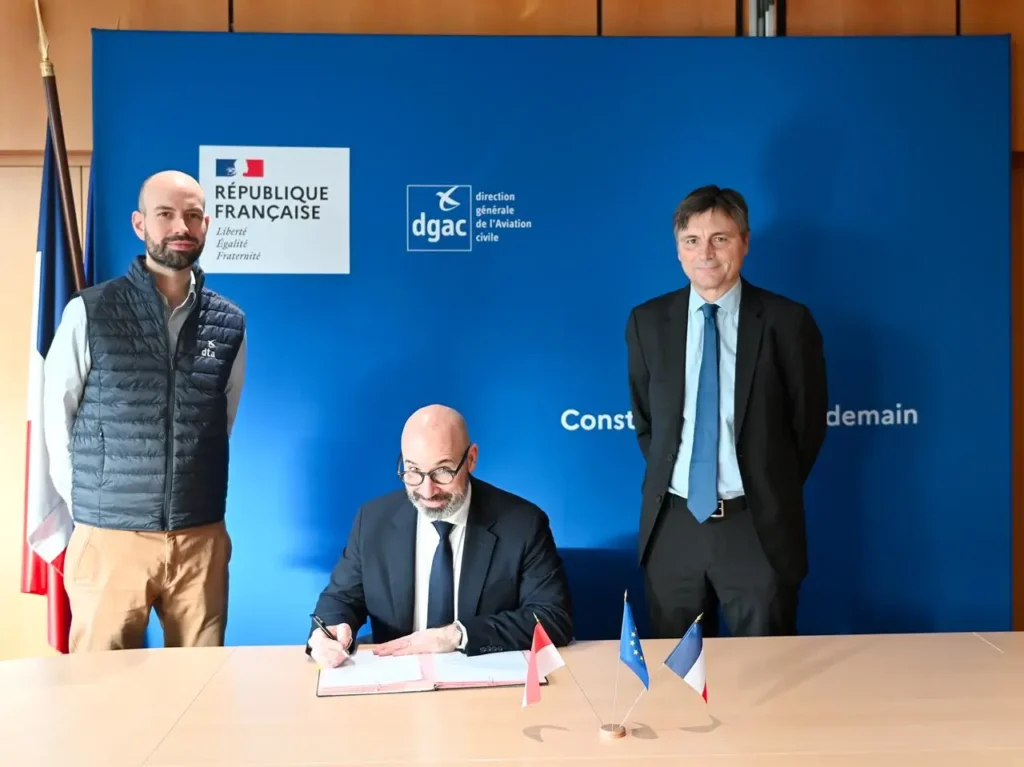 Penandatanganan kerja sama keselamatan penerbangan antara Ditjen Perhubungan Udara Indonesia dan DGAC Prancis. (Foto Humas Kemenhub)