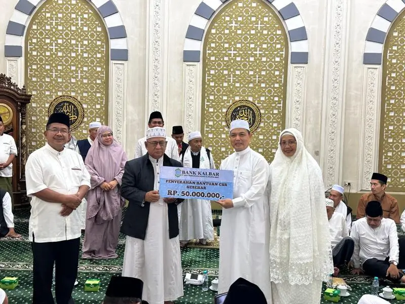 Gubernur Kalimantan Barat Ria Norsan menyerahkan bantuan hibah rumah ibadah saat silaturahmi Jamaah Sajadah Fajar di Masjid Besar Al-Manar Sambas. (Dok. MC Kalbar)