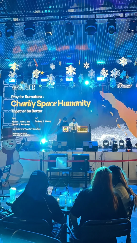 Suasana Charity “Space” Humanity di CW Space Pontianak yang memadukan pertunjukan musik dan penggalangan donasi untuk Aceh Tamiang.