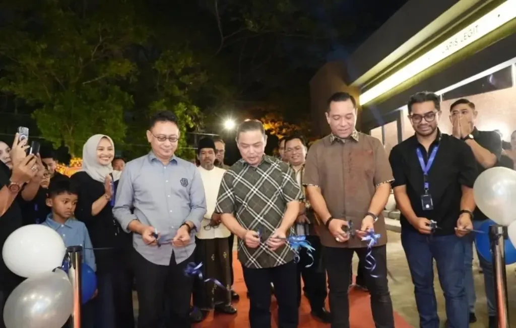 Gubernur Kalbar Ria Norsan meresmikan Indigo Brew & Bake sebagai destinasi kopi dan kuliner baru di Kota Pontianak. (instagram.com/adpim.provkalbar)