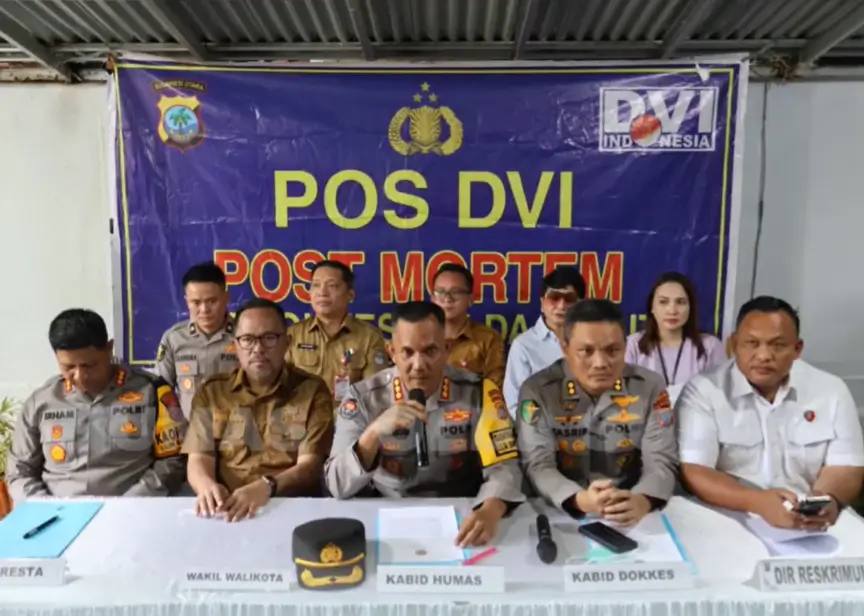 Jajaran Polda Sulut saat konferensi pers penanganan kebakaran Panti Werda di RS Bhayangkara Manado. (x.com/poldasulut_)